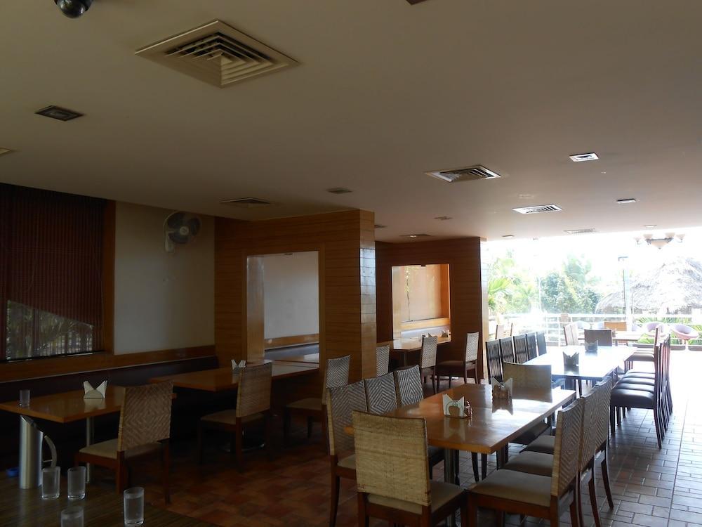제이드 비치 리조트 티루포루르 외부 사진